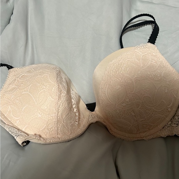 Victoria's Secret Lace Bra in Cream and Black - Picture 1 of 6